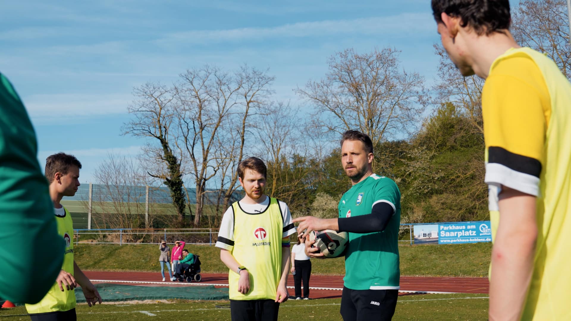 Trainer gibt Fußballspielern taktische Anweisungen