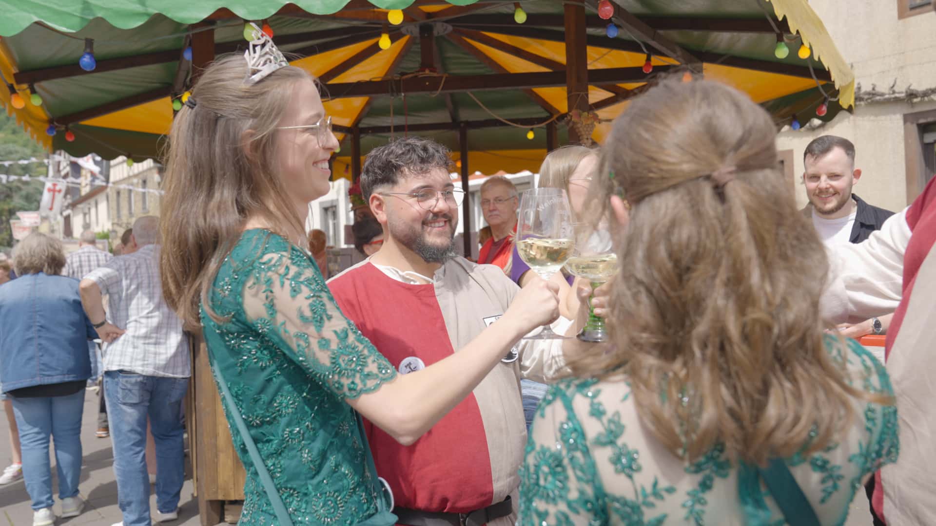 Teresa Oster, Weinkönigin 2023-2024, mit Burggrafen auf dem Wein- und Burgenfest in Kobern-Gondorf
