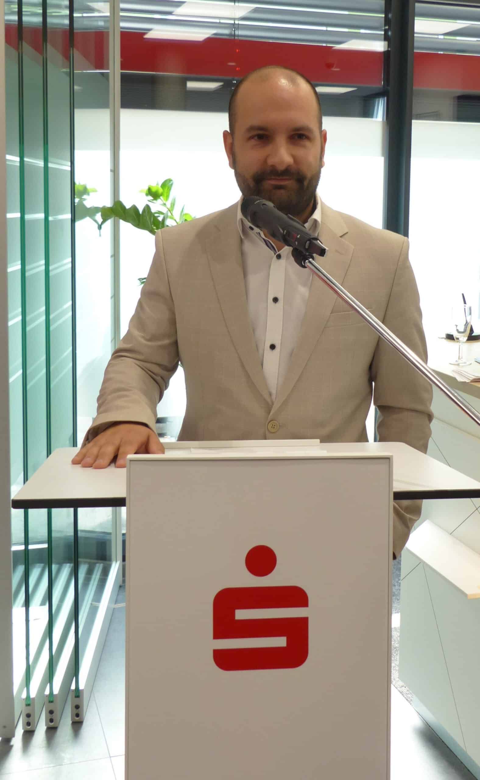 Der neue Geschäftsstellenleiter Pablo Perez Leal begrüßte alle Kundinnen und Kunden sowie alle Besucher. Foto: Manfred Gerz