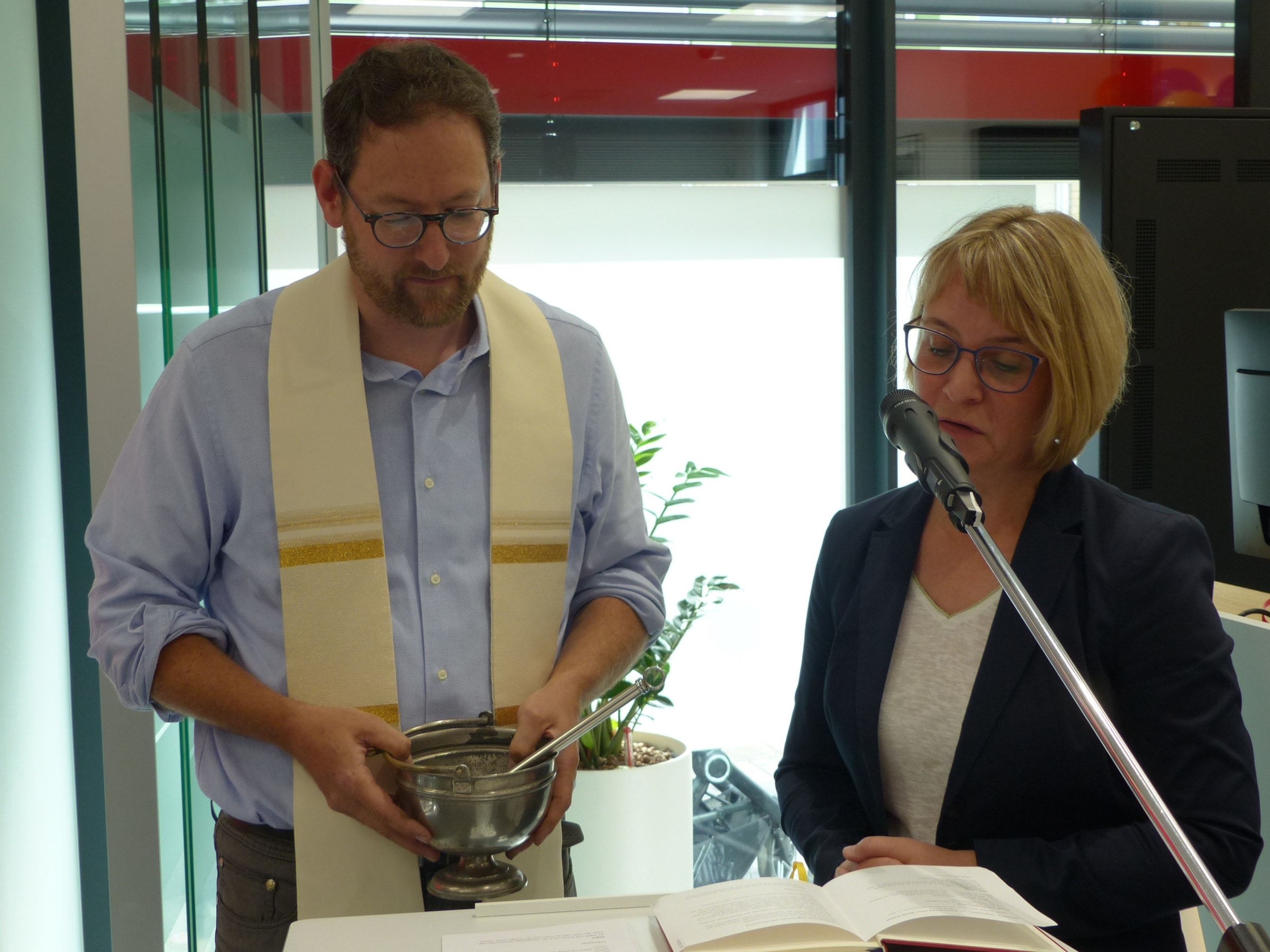 Die Segnung der neuen Geschäftsstelle erfolgte durch Pfarrerin Vera Rudolph und Pfarrer Oliver Seis. Foto: Manfred Gerz