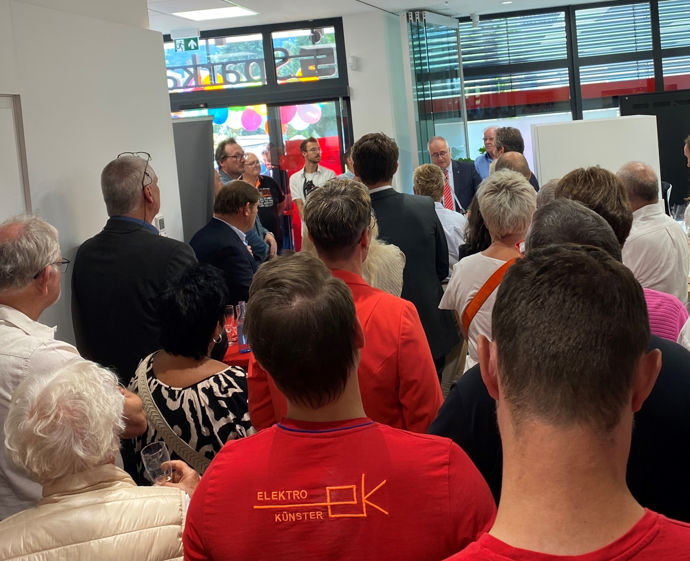 Viele Gäste kamen zum Tag der offenen Tür und besichtigten die neue Geschäftsstelle. Foto: Sparkasse Koblenz