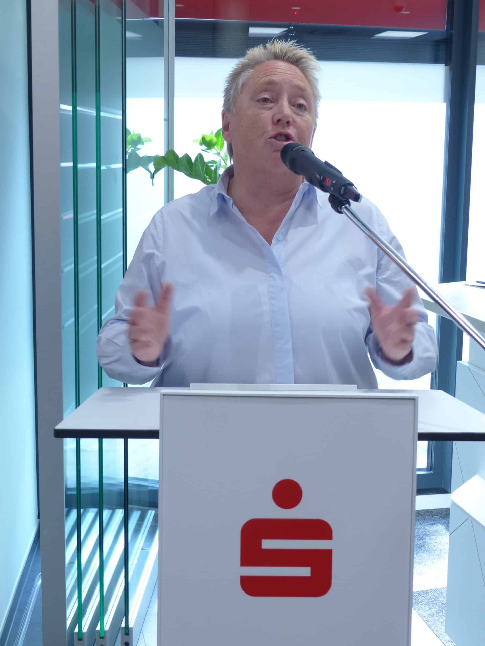 Bürgermeisterin Ulrike Mohrs beim Tag der offenen Tür der neuen Geschäftsstelle der Sparkasse Koblenz im Brenderweg. Foto: Manfred Gerz