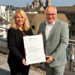 Vorstand Jörg Perscheid und Leiterin des Personalmanagements Nicole Rausch freuen sich, dass die Sparkasse Koblenz erneut als familienfreundliche Arbeitgeberin ausgezeichnet wurde.