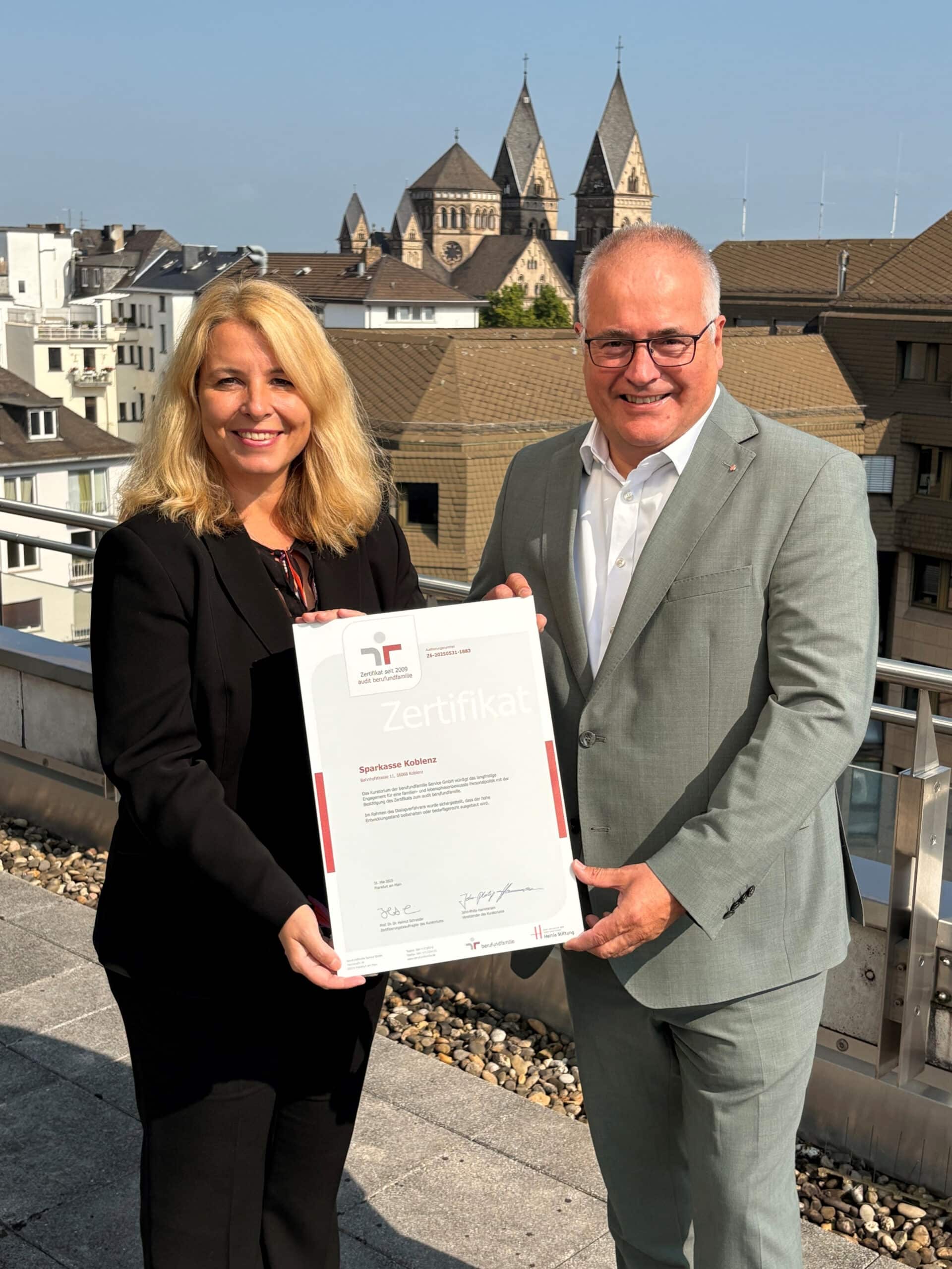 Vorstand Jörg Perscheid und Leiterin des Personalmanagements Nicole Rausch freuen sich, dass die Sparkasse Koblenz erneut als familienfreundliche Arbeitgeberin ausgezeichnet wurde. Foto: Sparkasse Koblenz