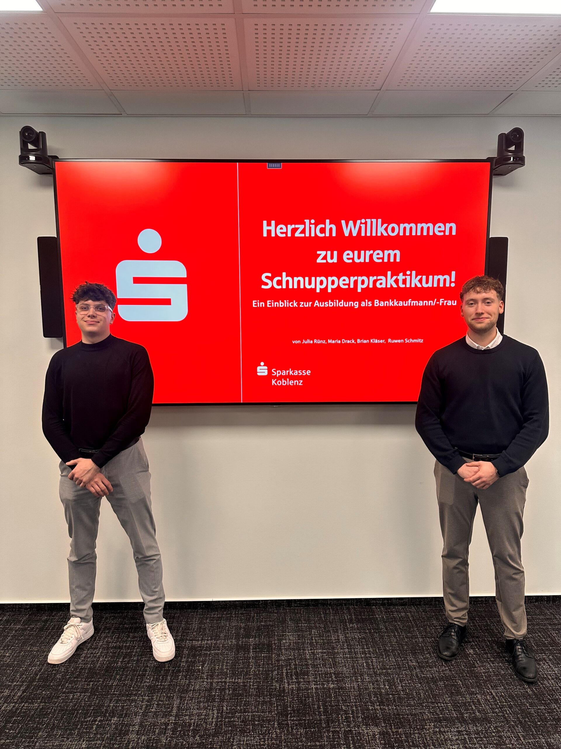 Zwei Auszubildende bei einer Präsentation