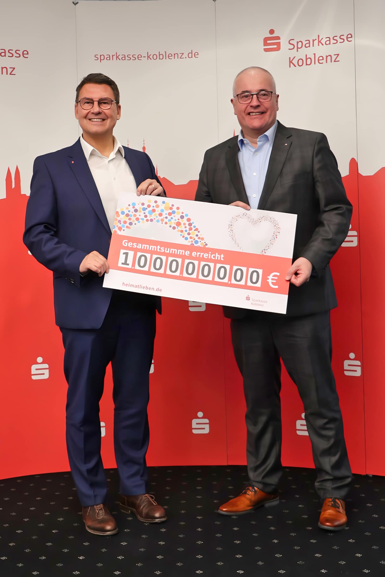 Matthias Nester (links) und Jörg Perscheid (rechts) berichten: Mit der Spendenplattform Heimatlieben sind bereits über 1 Million Euro für gemeinnützige Projekte gespendet worden. Foto: Dieter Lösch.